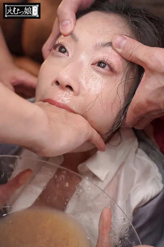 「飲む→吐く→溜める」最狂イラマ極リサイクル。ゲロ飲み排水溝女。 二葉エマ