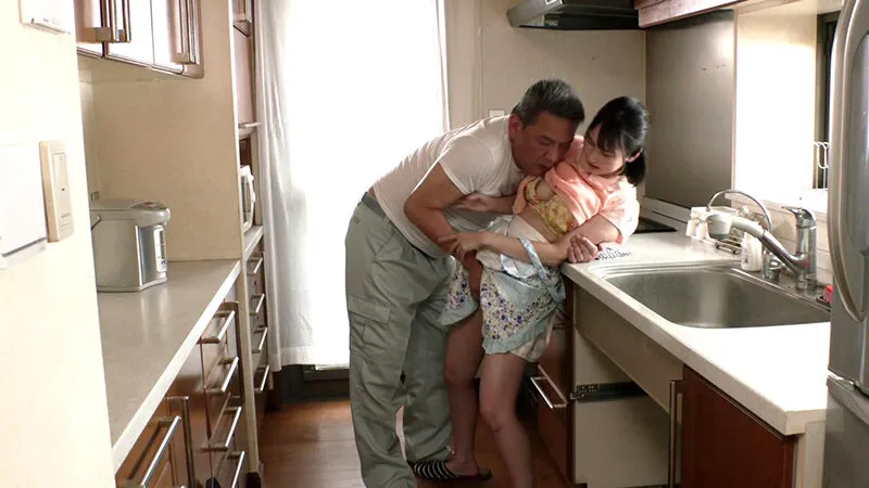 禁断の二度孕ませ 昔孕まされた男と7年後再会しまた孕まされた妻 糸井瑠花