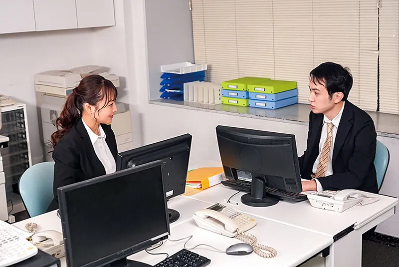 ぜねこん本部の妻 大手建設のスーツ美女が汗くさデカチン労働者に蒸れたお股を突貫工事でホジられて 葉月まゆ