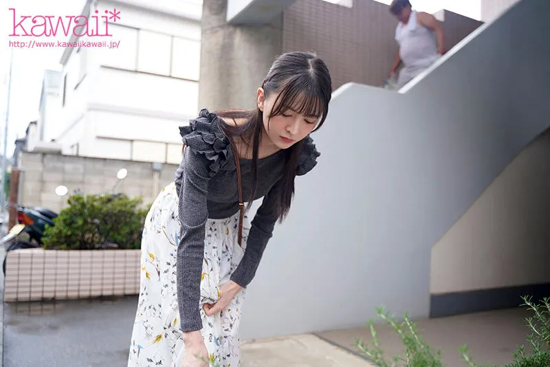 不愛想な隣人女子大生が、廊下で無愛想にパンツを見せつけてきますが…ムラムラしてんの？ 幸村泉希