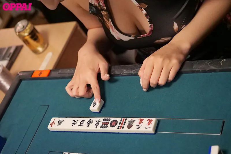 酔った勢いの悪ノリ脱衣麻雀が…罰ゲームのエロコス着て豹変した豪運痴女に僕ら全員ひんむかれ、精子払いを強要されたドスケベ徹マン役満追撃で濃厚パイズリ＆強●中出し 役野満里奈