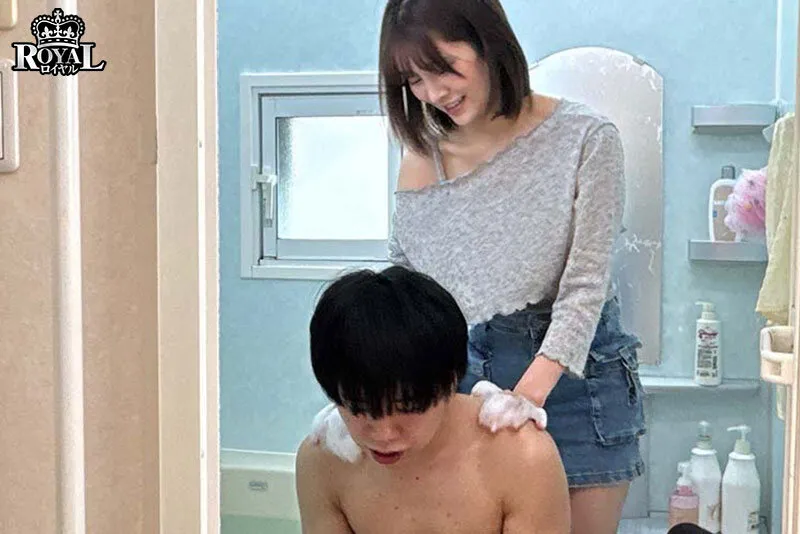 想像以上に大人になった幼馴染のエロ過ぎるおっぱいにフル勃起！互いの両親が不在で、年下の幼馴染が我が家にお泊りにやって来た。 鳳みゆ