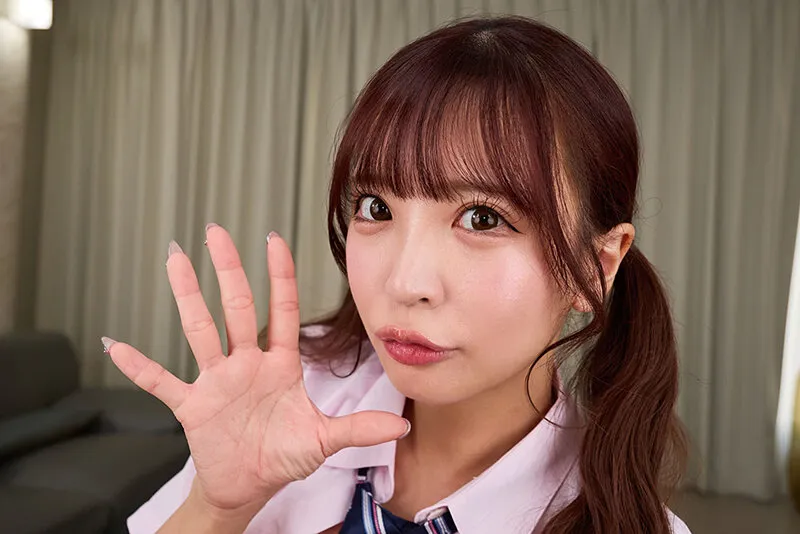 【VR】人生掻き乱されるほど大胆で過激な誘惑に、自分を見失わせる超小悪魔生徒 小那海あや
