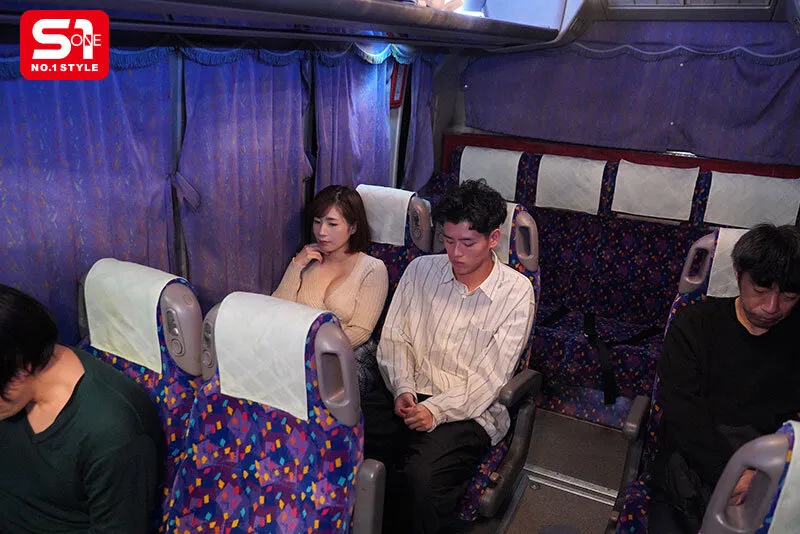 【本当に存在した夜行バス痴女】隣り合わせた謎の美女に消灯から目的地到着まで…一晩中ち●ぽ汁を絞り尽くされたんです。 奥田咲