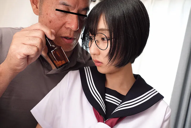 メガネを掛けた無垢な子に変態わいせつ行為をしたら…興味津々で欲しがり顔…初体験の生チ●コの感触に「本物は初めてです。」と懐き、トロけた顔で崩壊絶頂する地味カワで巨乳のパイパン●学生るか 糸井瑠花