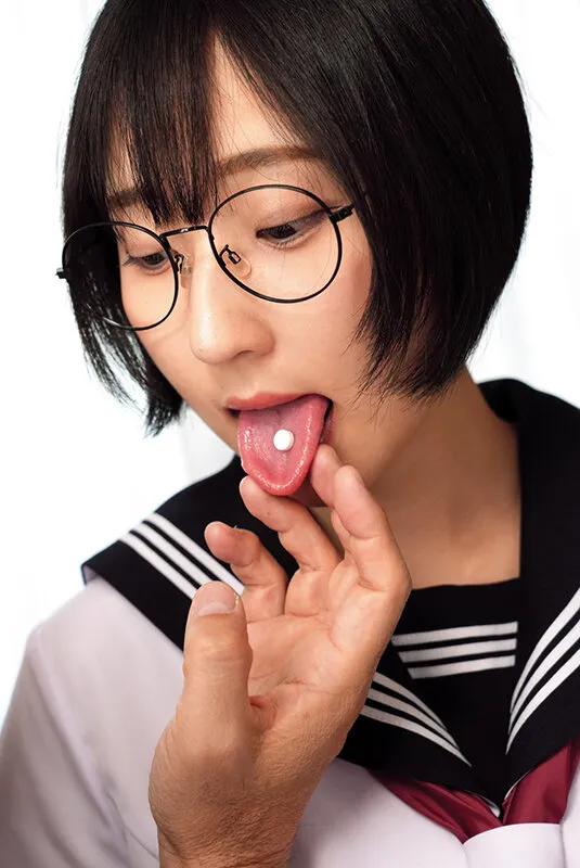メガネを掛けた無垢な子に変態わいせつ行為をしたら…興味津々で欲しがり顔…初体験の生チ●コの感触に「本物は初めてです。」と懐き、トロけた顔で崩壊絶頂する地味カワで巨乳のパイパン●学生るか 糸井瑠花