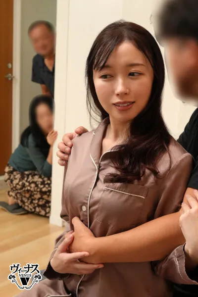 社内一キレイな先輩女子が早く結婚しろとうるさい両親を安心させるために恋人のフリを頼んだ後輩男子と実家に行ったら中出しセックスするハメに…何度もイカされて本当に好きになっちゃった 流川はる香