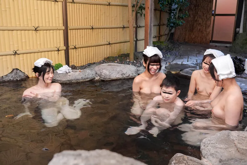 「おちんちん大きくさせてごめんね」小さいから大丈夫だろうと女湯に一緒に入った甥っ子がおっぱいだらけの状況にフル勃起!慌てた叔母さんがこっそり抜いてくれましたVOL.5 スレンダー美乳叔母さん Eカップ