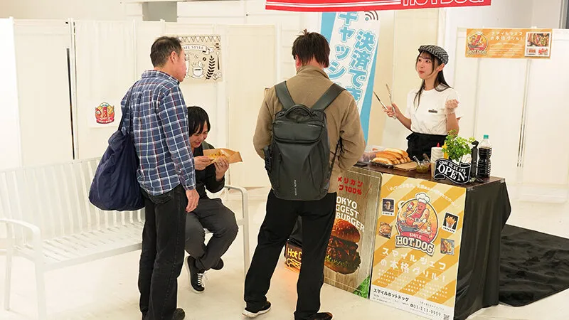 【配信限定】人気 AV 女優が挑戦!商業スペースでイカサレホットドッグ販売!小野坂ゆいか 望月つぼみ