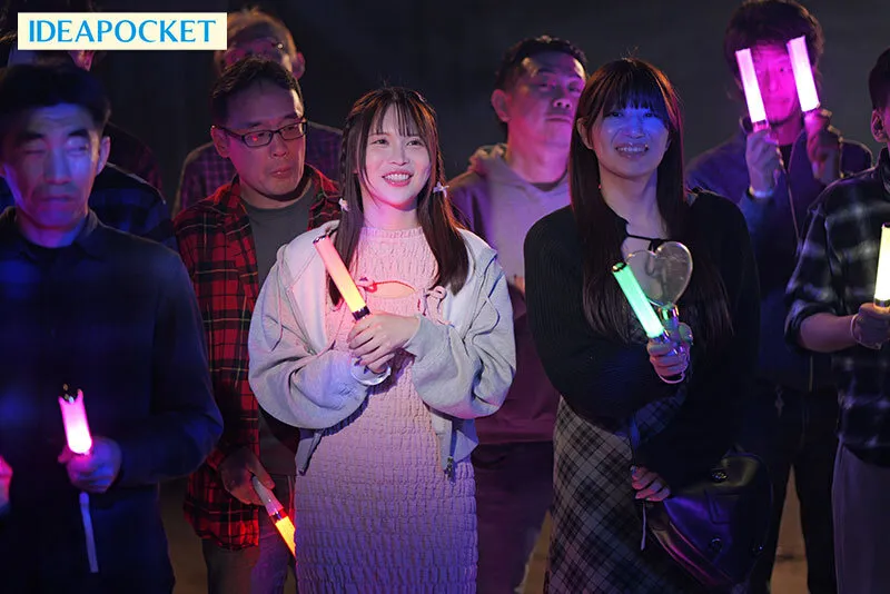 アイドルオタクの私はライブ中に初めて痴●に遭遇…戸惑いながらも高揚感と抗えない快感に背徳絶頂。あの時の快感が忘れられず、あれから毎日、電車で痴●待ちしています。 辻みいな