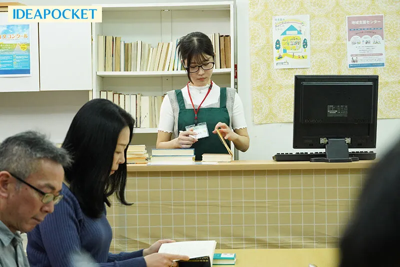 おっとり無口な地味司書さんの裏の顔は脱いだらスリム巨乳のむっつり淫乱痴女 坂井美桜