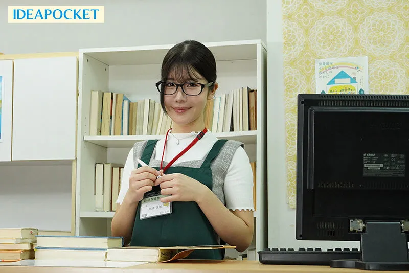 おっとり無口な地味司書さんの裏の顔は脱いだらスリム巨乳のむっつり淫乱痴女 坂井美桜